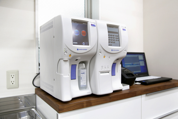 血球測定器、CRP測定器、HbAlc測定器